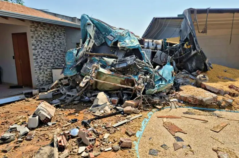 Caminhão fica destruído após grave colisão com van na rodovia PR-317
