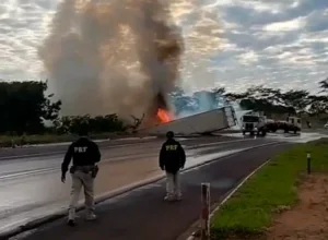 Carreta tomba e pega fogo na BR-487, em Icaraíma; condutor estava preso às ferragens