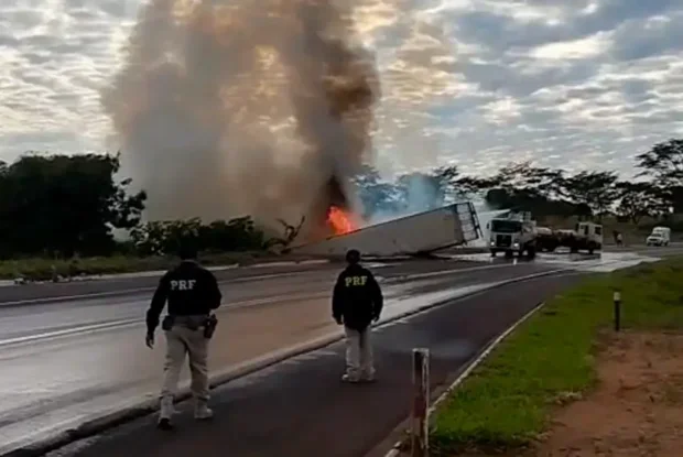Carreta tomba e pega fogo na BR-487, em Icaraíma; condutor estava preso às ferragens