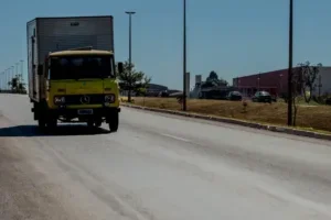 Caminhão fretista em rodovia.