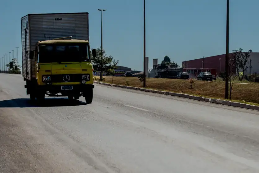 Caminhão fretista em rodovia.