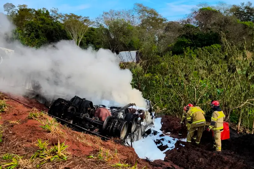 Caminhoneiro que morreu carbonizado na BR-487 é identificado e será sepultado em Londrina