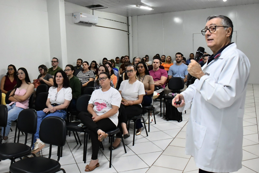 Profissionais e acadêmicos participam de capacitação sobre hepatites virais