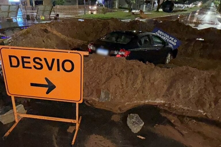 Carro cai em buraco da obra de drenagem no Bosque dos Xetá, em Umuarama