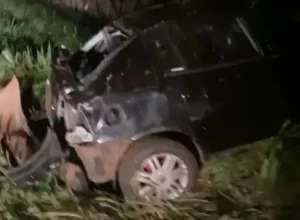 Carro capotado após perseguição em São Pedro do Ivaí.