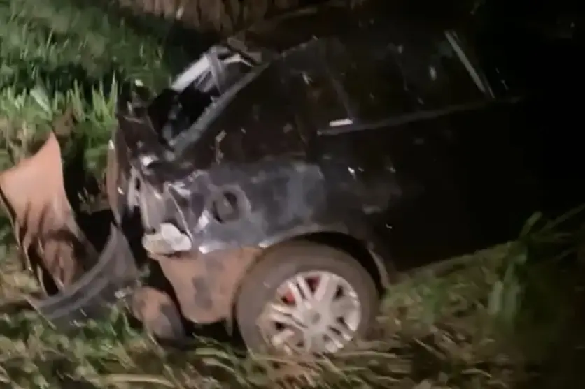 Carro capotado após perseguição em São Pedro do Ivaí.