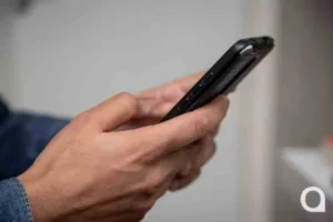 Pessoa usando um celular.