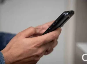 Pessoa usando um celular.