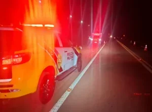 Colisão frontal entre carro e moto deixa um morto na PR-558, no Paraná