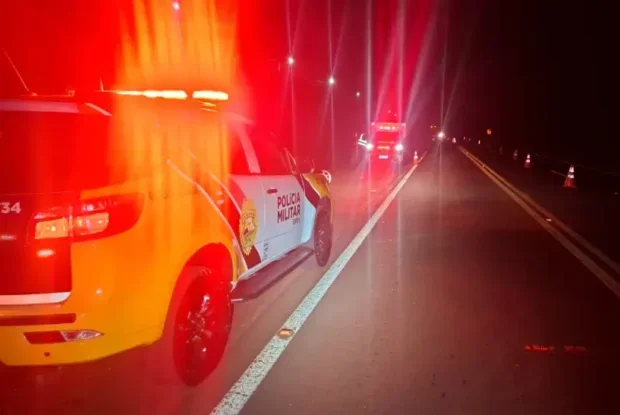Colisão frontal entre carro e moto deixa um morto na PR-558, no Paraná