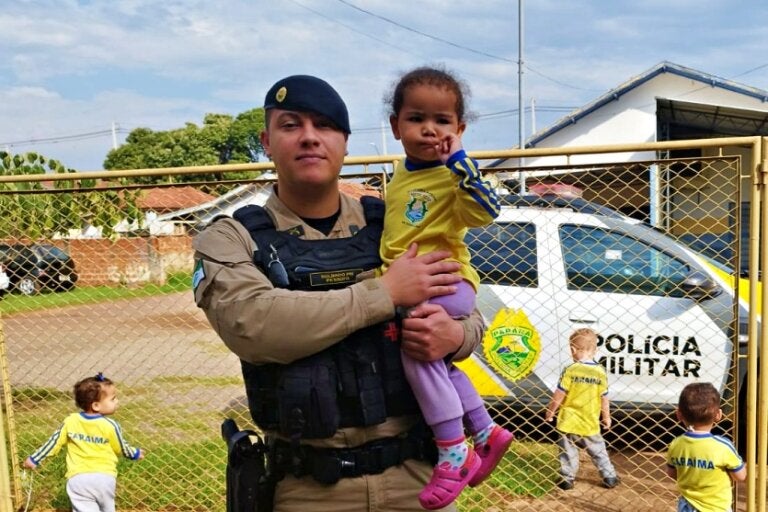 Com farda e viatura, PMs fazem a alegria das crianças de CMEI em Icaraíma