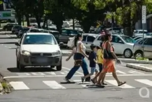 Pessoas caminhando em Umuarama.