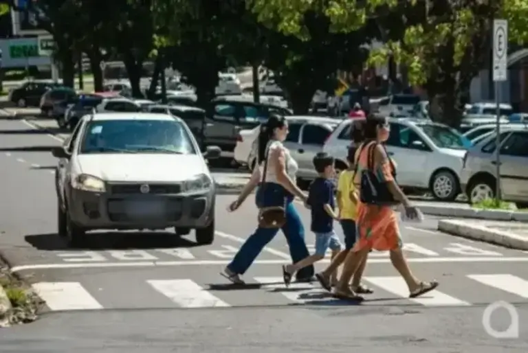 Pessoas caminhando em Umuarama.