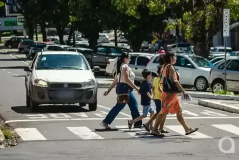 Pessoas caminhando em Umuarama.