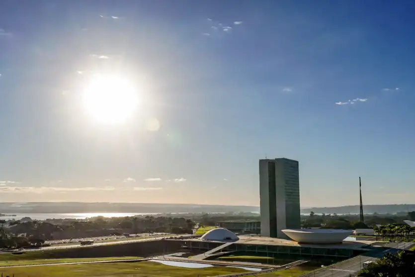 Congresso deve votar fim da escala 6×1 e fim da “taxa das blusinhas” nesta semana