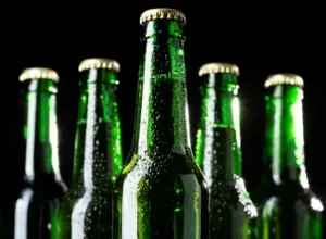 Criminoso pula muro, invade comércio e furta bebidas em Brasilândia do Sul