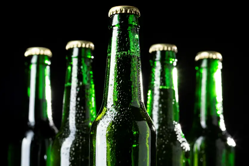 Criminoso pula muro, invade comércio e furta bebidas em Brasilândia do Sul