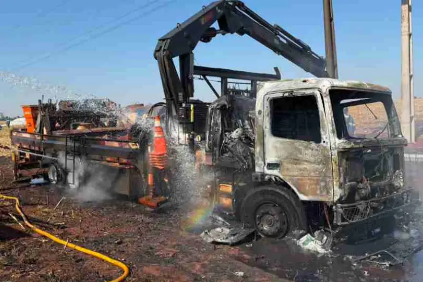 Curto-circuito atinge guindaste e provoca incêndio em caminhão no Paraná