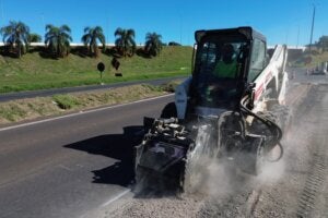 Máquina de reparo em rodovia.