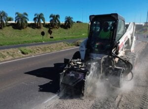 Máquina de reparo em rodovia.