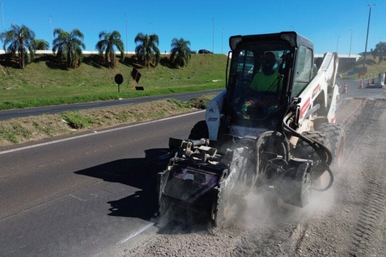 Máquina de reparo em rodovia.