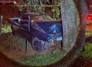 Duas pessoas ficam feridas após Saveiro sair da pista na PRC-272, em Iporã