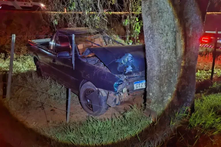 Duas pessoas ficam feridas após Saveiro sair da pista na PRC-272, em Iporã
