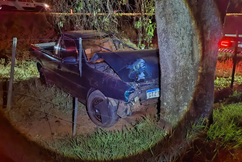 Duas pessoas ficam feridas após Saveiro sair da pista na PRC-272, em Iporã
