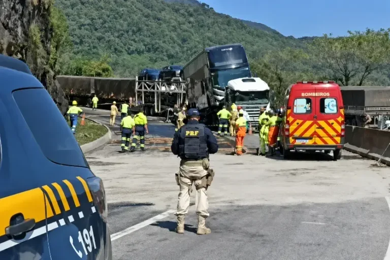 Engavetamento com vários veículos deixa dois mortos e interdita BR-277 no Paraná; vídeo