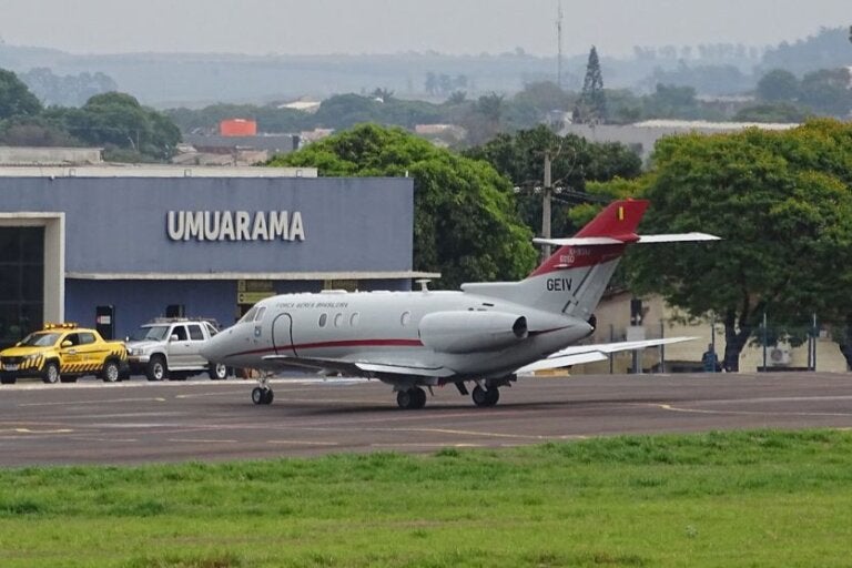 Com voos da FAB, Aeroporto de Umuarama reforça alerta sobre uso de drones e pipas