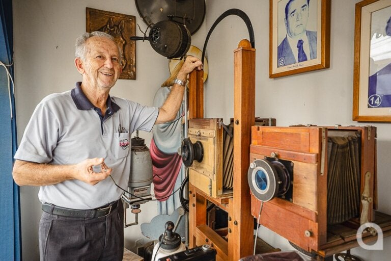 Primeiro fotógrafo de Umuarama preserva diversas câmeras antigas em pequeno museu