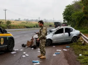 Fuga cinematográfica: vídeo mostra perseguição da PRF que termina com carro capotado