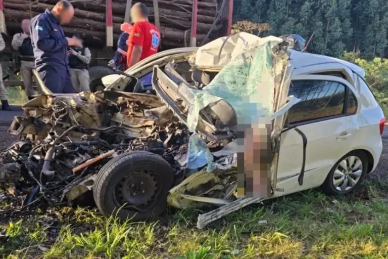 Grave acidente entre carro e carreta mata duas pessoas na PR-272
