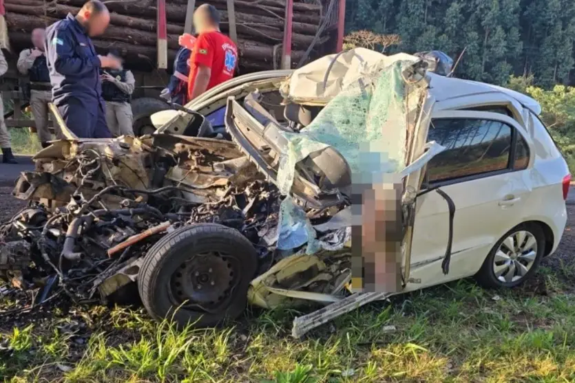 Grave acidente entre carro e carreta mata duas pessoas na PR-272