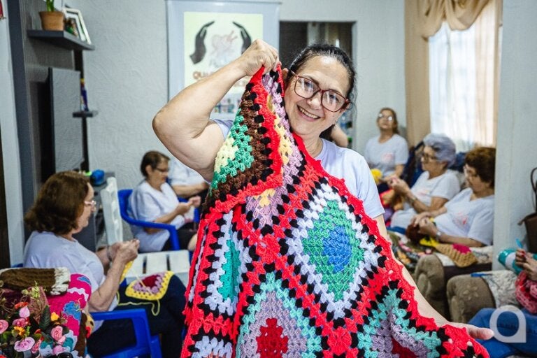 Grupo de crochê em Umuarama transforma quadradinhos de lã em mantas e amizade