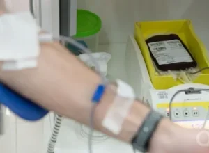 Pessoa doando sangue no hemonúcleo de Umuarama.