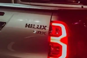 Traseira de uma caminhonete Toyota Hilux.