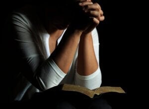 Umuarama: Homem ameaça mulher na igreja e usa faca para intimidá-la a caminho de casa