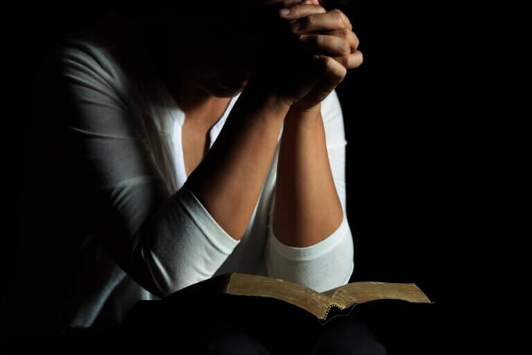Umuarama: Homem ameaça mulher na igreja e usa faca para intimidá-la a caminho de casa