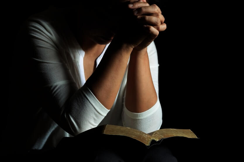 Umuarama: Homem ameaça mulher na igreja e usa faca para intimidá-la a caminho de casa