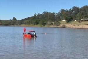 Buscas por homem desaparecido em represa no Paraná.