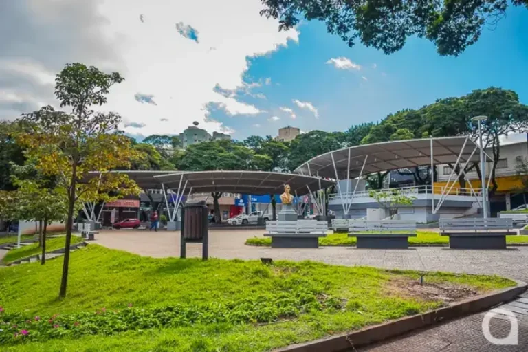 Homem é abordado com maconha na Praça Artur Thomas, em Umuarama