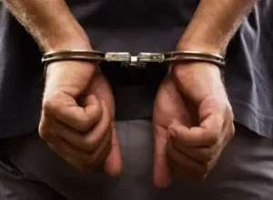Homem é preso após agredir ex e descumprir medida protetiva em Francisco Alves