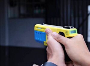 Homem em surto invade casa em Umuarama e PM usa arma de choque para contê-lo
