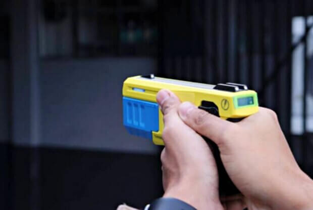 Homem em surto invade casa em Umuarama e PM usa arma de choque para contê-lo