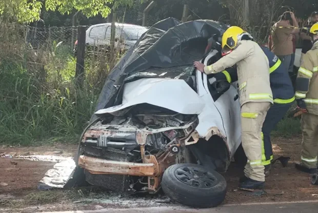Homem morre em colisão entre Fiat Mobi de Umuarama e caminhonete na PR-180