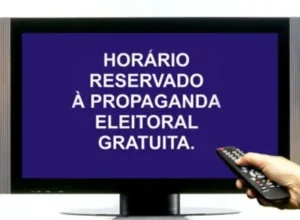 Horário Eleitoral Obrigatório sendo exibido em uma TV.