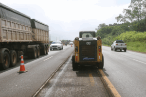 Trabalho de manutenção em rodovia atendida pela EPR.