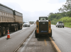 Trabalho de manutenção em rodovia atendida pela EPR.