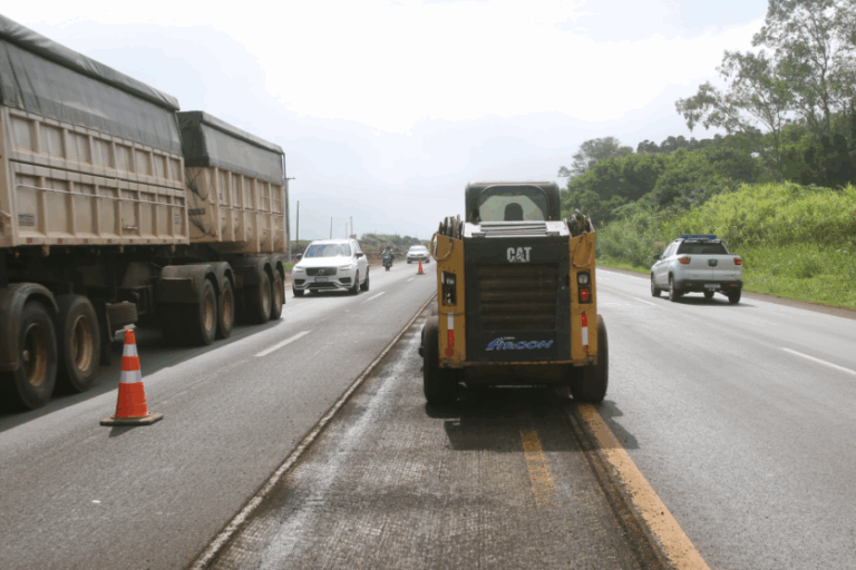 Trabalho de manutenção em rodovia atendida pela EPR.